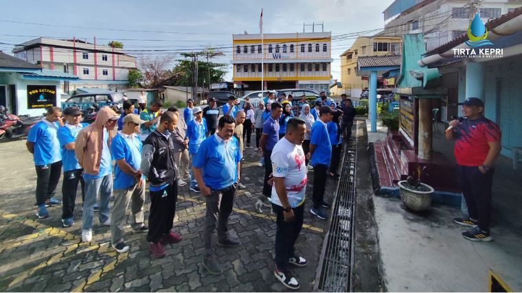 Pegawai Tirta Kepri Menggelar Jalan Santai Temukan Kehilangan Air